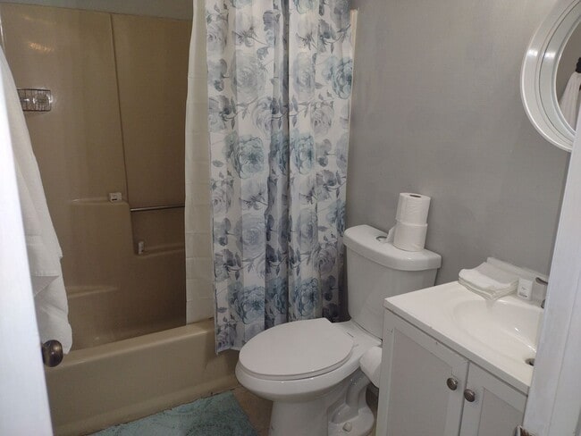 Building Photo - Beautifully renovated 4 bed 5 bath condo with a private back yard