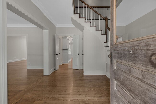 Building Photo - AVAILABLE NOW-- 4-Bed/5-Bath in the heart ...