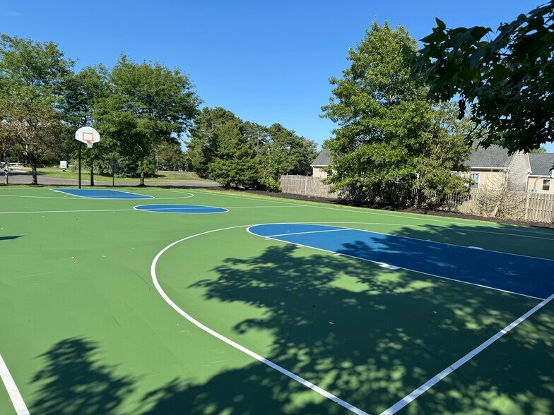 Community Baseketball Courts - 95 Driftwood Ct