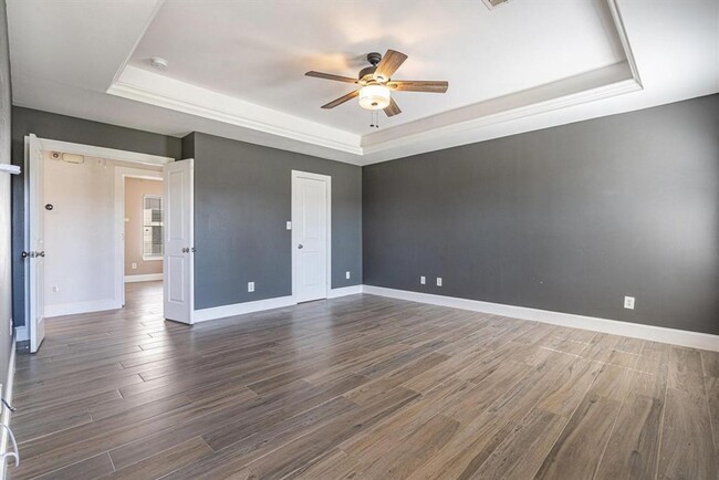 Building Photo - Stunning Victorian Townhouse!