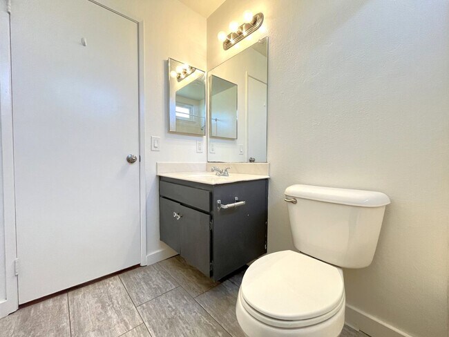Building Photo - 3 bed, 2 bath located in Riverside!