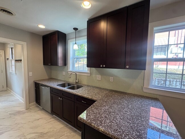 Building Photo - Adorable Home