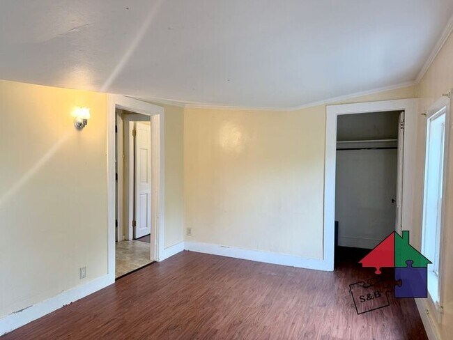 Building Photo - Barre City 2 Bedroom - Heat Included!