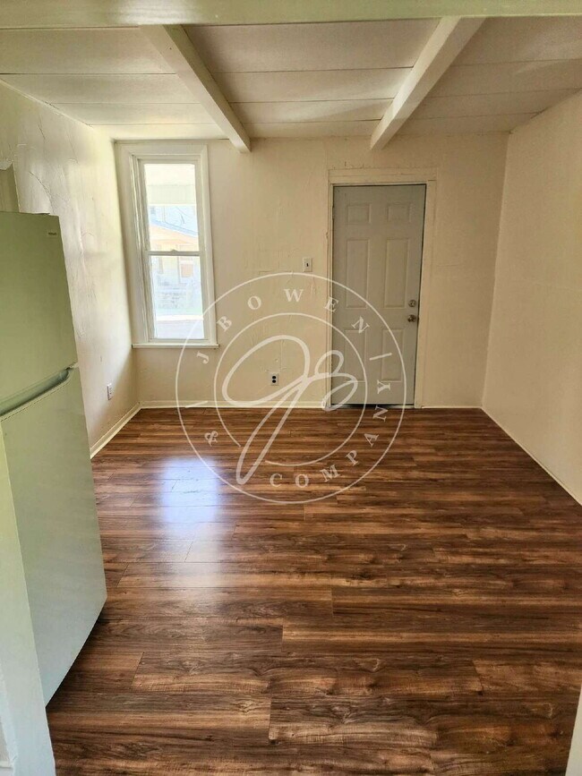 Building Photo - Spacious 2 Bed Home Minutes from Downtown Toledo