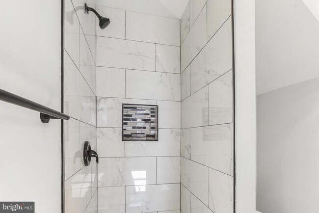 Building Photo - 6613 Fairmount Ave