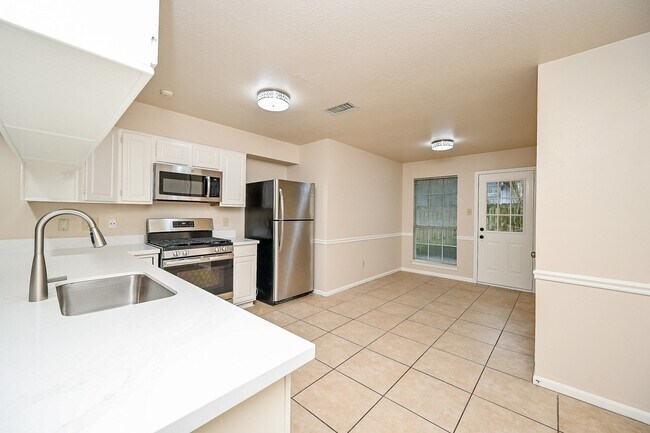 Building Photo - 72 Laughing Brook Ct