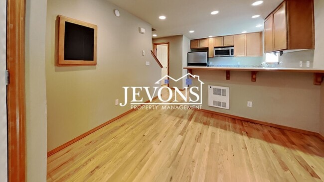 Building Photo - Charming two-story condo with two master s...