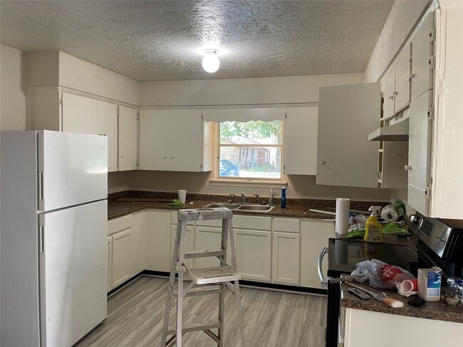 Building Photo - 1417 W Talmage St