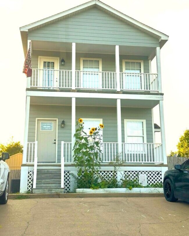 Building Photo - 105 Tomlinson Dr