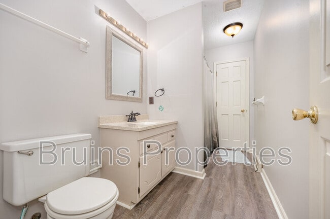 Building Photo - 229 Creekwood Dr