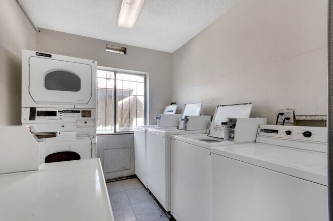 Building Photo - 3227 Altura Ave