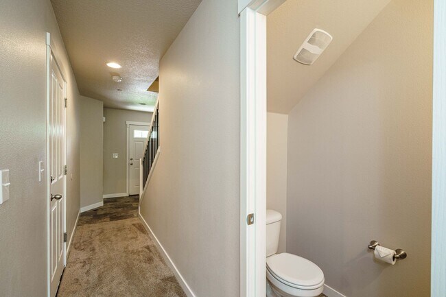 Building Photo - Easy I-205 Access - 3 Bedroom 2.5 Bath Townhouse