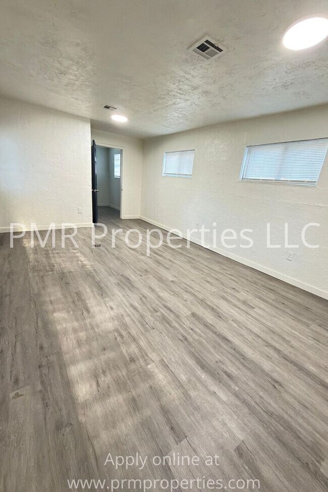 Building Photo - 4 Bedrooms / 2 Bathrooms House