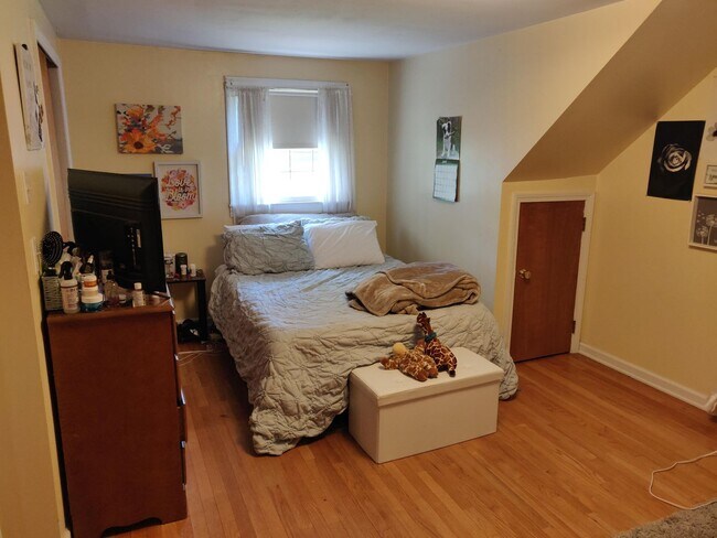 Building Photo - 4-Bedroom Home for Rent in the Heart of Si...