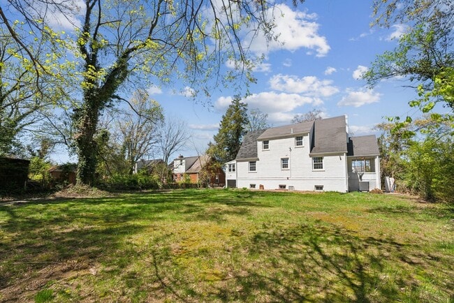 Building Photo - Spacious & Renovated Rental Home on Oversi...
