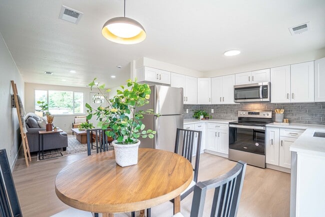 Building Photo - Charming Fully Remodeled 2 Bedroom, 1 Bath Duplex