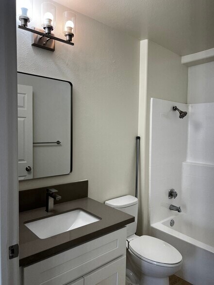 Building Photo - 3861 Vinton Ave