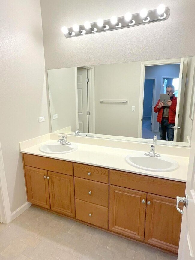 Building Photo - Month to month Rental ! Beautiful & Spacious End Unit Home in Shelbourne at Windemere! Top Rated ...
