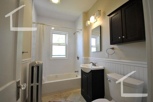 Building Photo - Huge, fully renovated 4 bed 2 bath duplex!