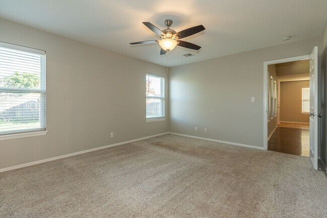 Building Photo - Charming 3 Bed/2 Bath near pool!