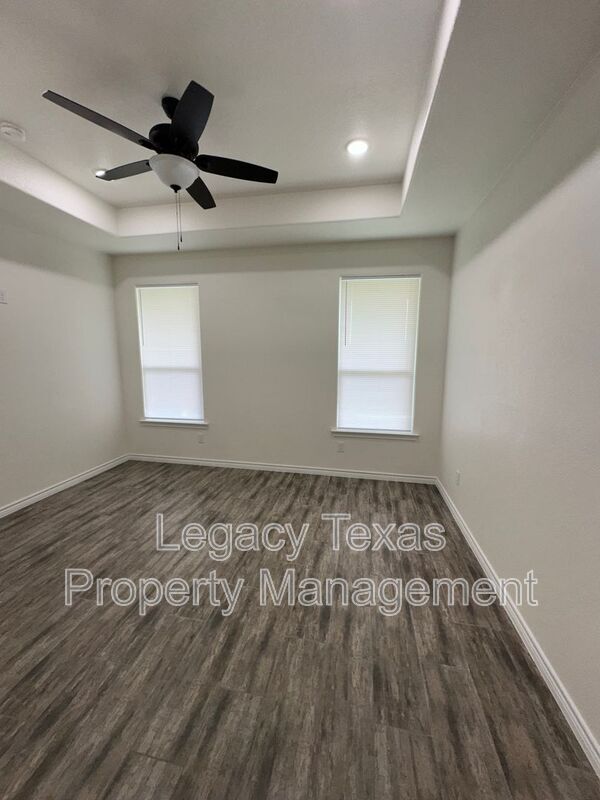 Building Photo - 405 Kaether Ln