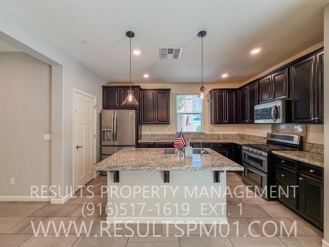 Building Photo - Beautiful Roseville 4 Bedroom Home
