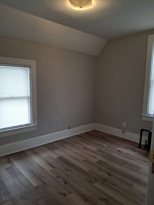 Building Photo - 913 E Washington St