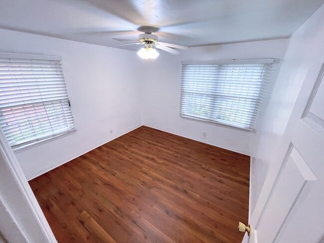 Building Photo - 3bd/1ba home in Rosewood. Huge backyard and 2 car garage!!