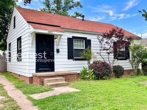 Building Photo - Charming 2-Bed/2 bath Bungalow with Modern Amenities and Ideal Location / Pet-Friendly / Availabl...