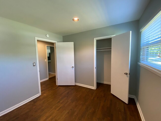 Building Photo - Charming Updated Mid-Century in Fayettevil...