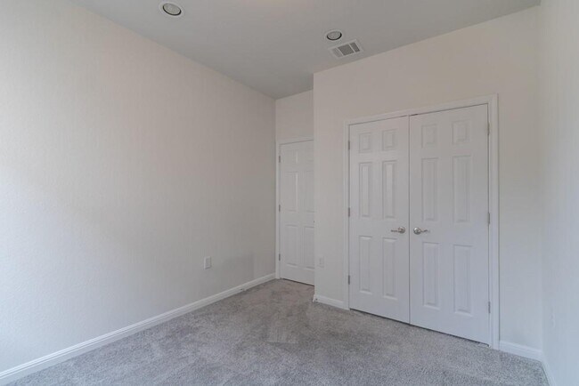 Building Photo - 909 Durness Dr