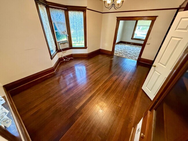 Building Photo - Victorian Charmer – 3 Bed, 1.75 Bath – Utilities Included!