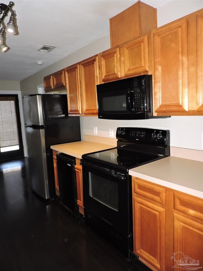 Building Photo - 147 Creekview Dr