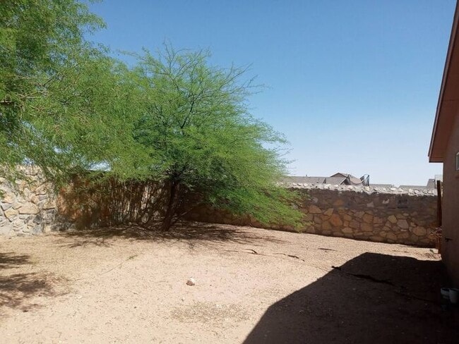 Building Photo - Charming Santa Fe style home in Tierra Del Este Subdivision.
