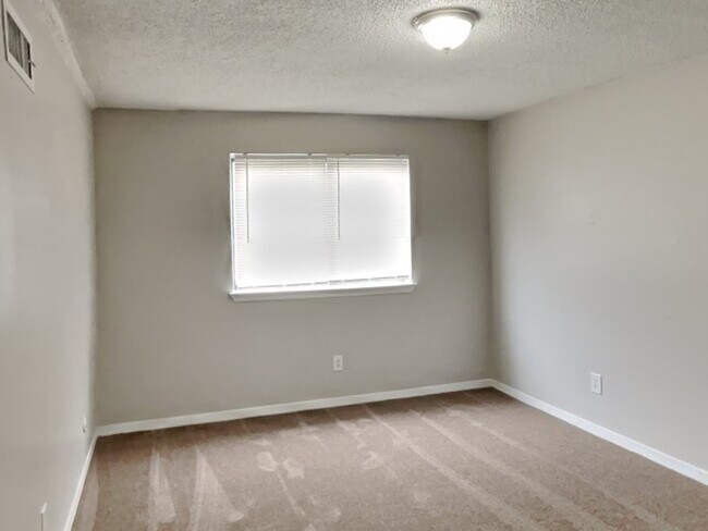 Building Photo - No App Fee. $500 Off 1st Months Rent with ...