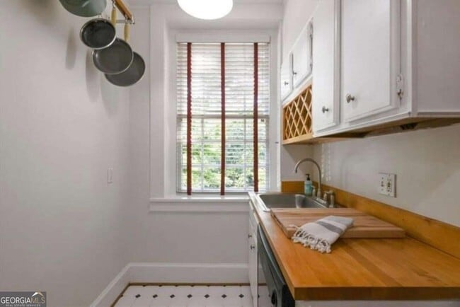 Building Photo - 1 S Prado NE