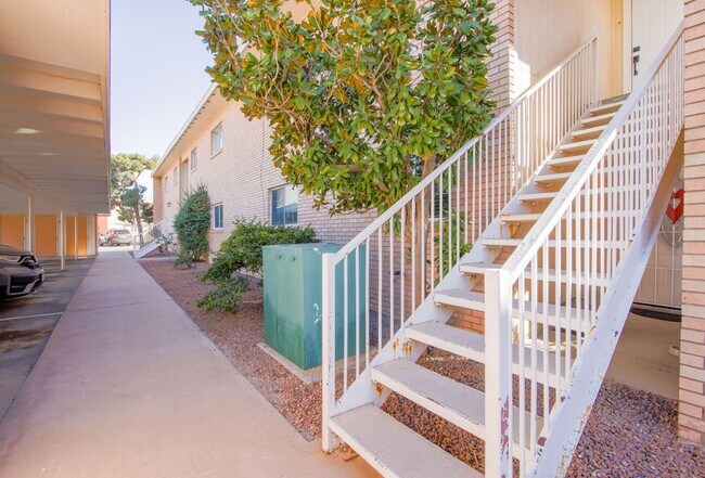 Building Photo - Beautiful 2-bedroom, 1-bathroom townhouse located in the vibrant city of El Paso