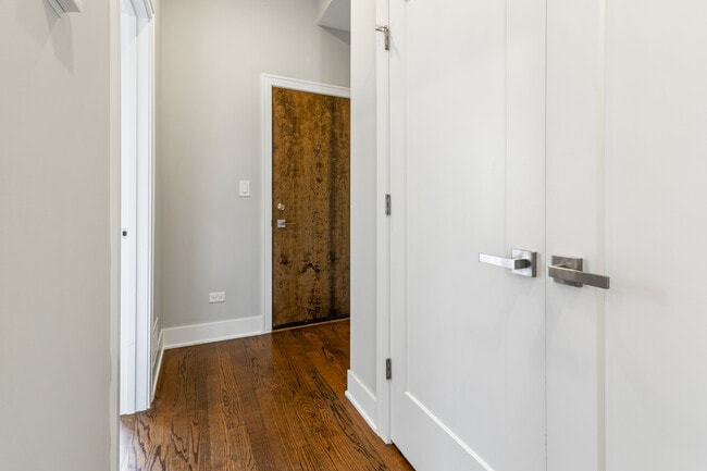 Building Photo - 1472 W Summerdale Ave