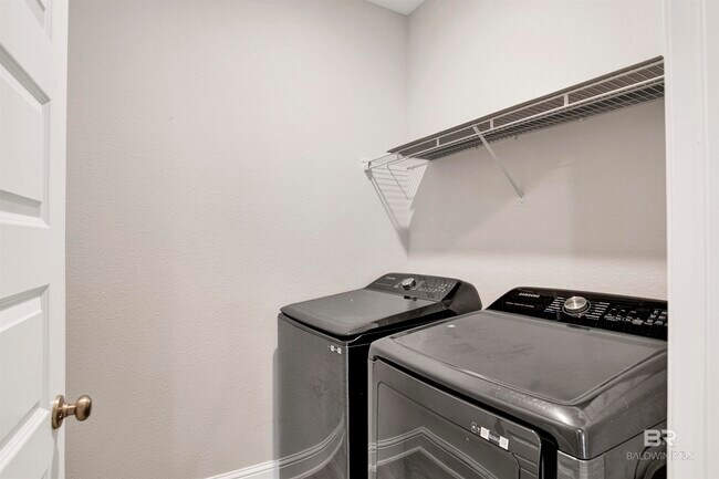 Building Photo - 390 Gemini St