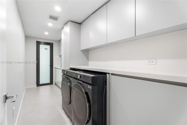 Building Photo - 2415 San Domingo St