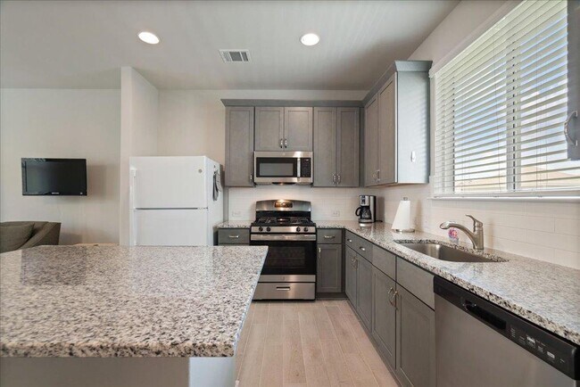 Building Photo - 330 Hortus Dr