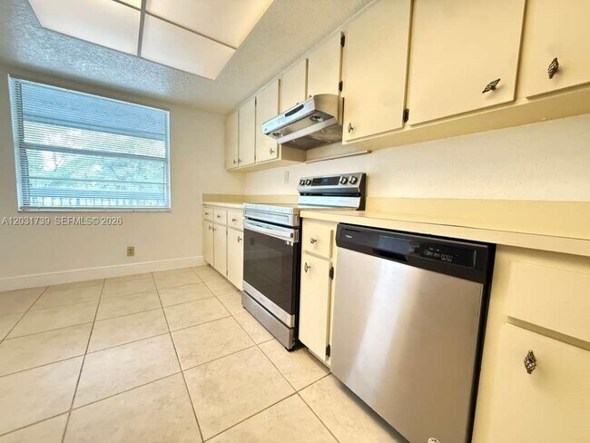 Building Photo - 8982 W Sample Rd