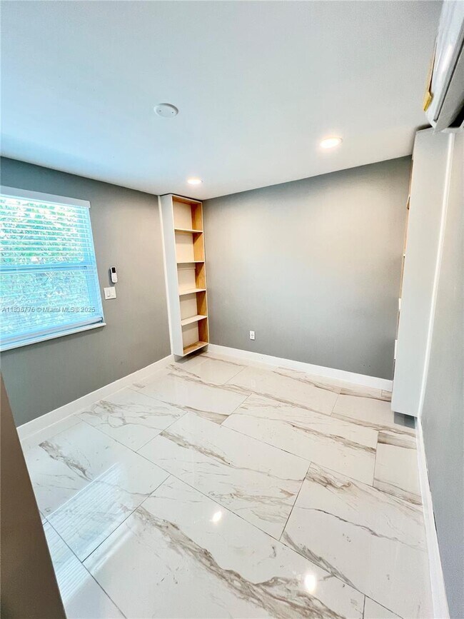 Building Photo - 511 N 70th Way