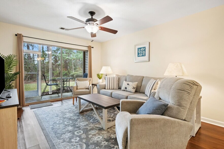 Building Photo - 390 Pinehurst Ln