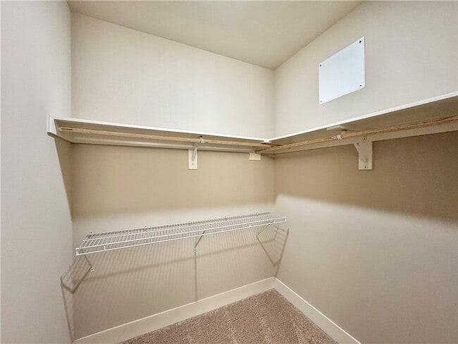 Building Photo - 921 NE Hts Ln