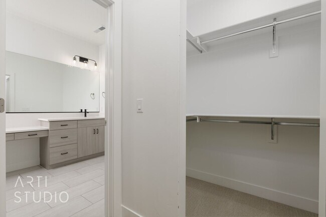 Building Photo - Brand New 3 Bed / 2 Bath Duplex – Modern L...