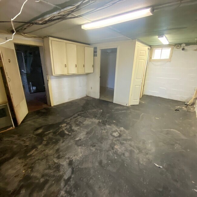 Building Photo - 1706 W Saginaw St