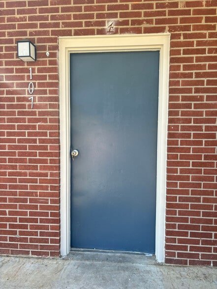 Primary Photo - 601 N Main St