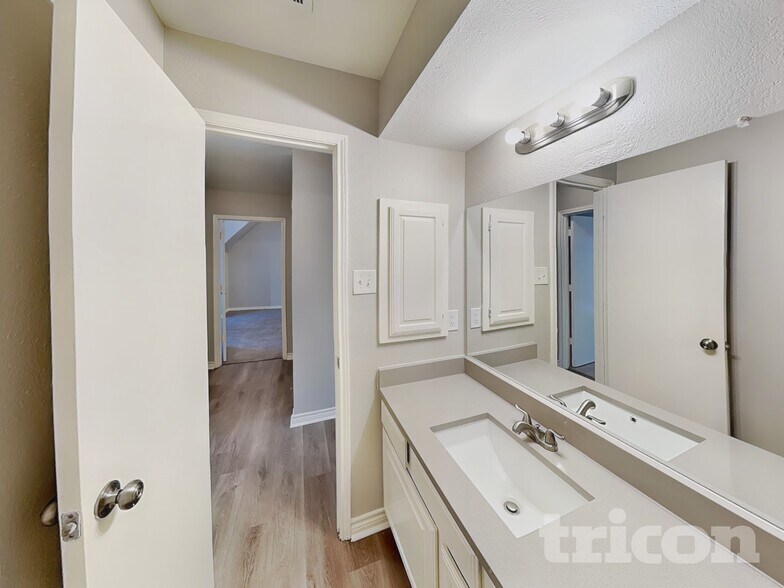 Building Photo - 2124 Glenn Ln