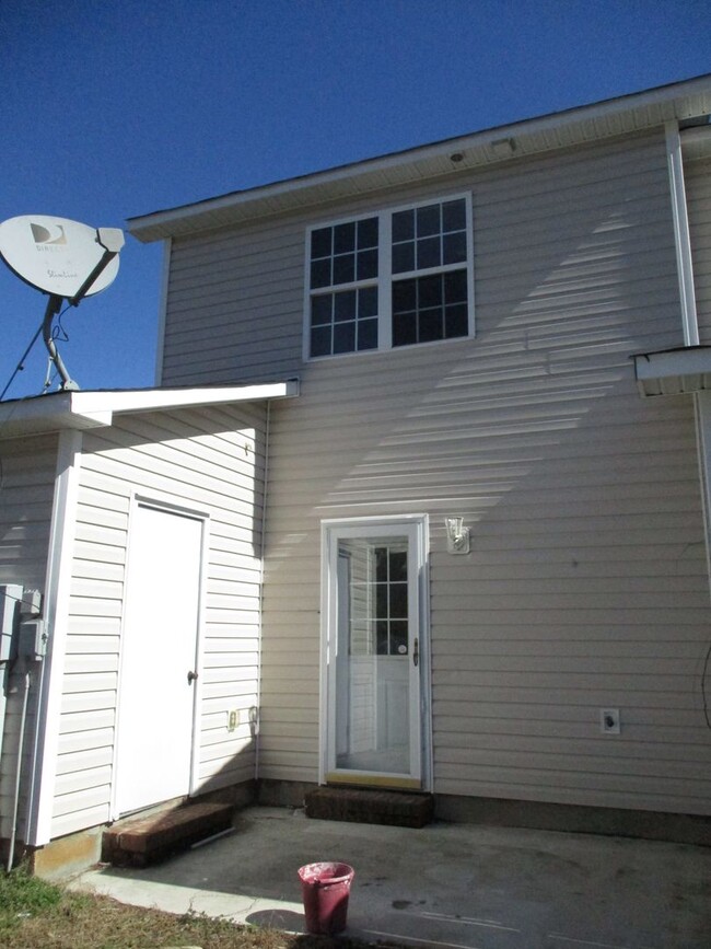 Building Photo - Lovely two bedroom, two and a half bathroo...